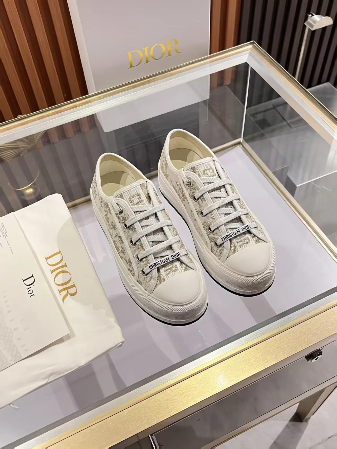 👟👟Ex-factory price 520👟👟 Walk‘n’Dior embroidered mid-top casual shoes are new in 2025. On the fashion stage, Dior embroidered shoes are the well-deserved protagonist. Delicate stitching is used on the upper, every stitch is devoted to the craftsman's efforts, and every thread is woven with artistic poetry. From complex floral patterns to smart geometric textures, embroidery is like the magic that gives shoes life, allowing them to show dynamic beauty even in static conditions.   Wearing Dior embroidered shoes feels like stepping into a dream world full of art. It is not only a pair of shoes, but also a walking piece of art that perfectly integrates fashion and culture. Whether you are strolling on the bustling city streets or attending important social occasions, Dior embroidered shoes can add unique charm to your style and become the focus of everyone's attention.   Choosing Dior embroidered shoes means choosing a persistent pursuit of quality and a unique understanding of fashion. Let it accompany you through every wonderful moment and leave your own fashion mark.  Material: Sheepskin lining, feet, silk cowhide, size 35-41, heel height 5cm
